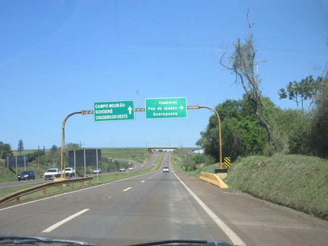 イグアスは右に行け、つまり頭上の道に入る<br /><br />カンポ・モウラン経由でクルゼイロ・ド・オエスチに向かう<br /><br />
