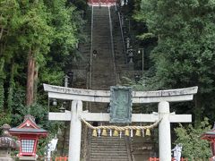 さて、塩釜につきました。
塩釜駅から鹽竈神社まで表参道経由で二十五分。
陸奥國一宮（むつのくにいちのみや）の額を見上げれば、格の重みを感じさせてくれます。
