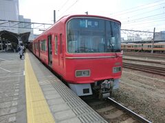 赤い名鉄電車が停まっています。

豊橋駅～平井信号所(3.9km)の複線区間は、下り線がJR所有・上り線が名古屋鉄道所有となっており、両線が共用しているんです。