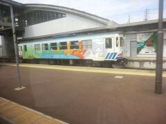 美濃太田に停車。
長良川鉄道のディーゼルカーが停まっていました。