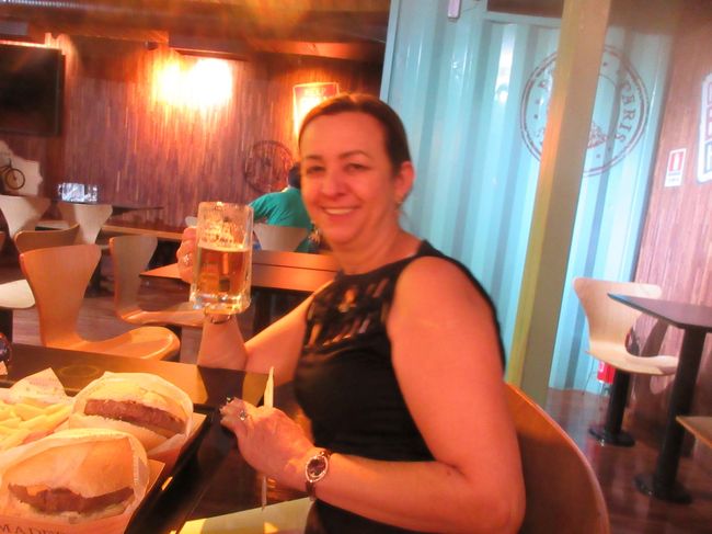 嫁さんは生ビールで<br /><br />このあと姪っ子ちゃんを迎えに行ったが<br />　正門前で待ってると、女子大生の群れがワンサカ<br />　　全員抜群の美人で見るだけで目が疲れる<br /><br />姪っ子ちゃんが、「伯父さん、イイ人が居た？」<br />　う～ん、凄い美人ばっかりで眺めは最高だね<br /><br />「１人ナンパ出来る～？」<br />　　いや、３人はイケそうやでー<br /><br />こんな会話を嫁さんの前でさせますか～？<br />　とか言いながら、みんなで会話を楽しんだのでした・・<br /><br /><br />