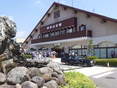 東武日光駅。ロッジ風