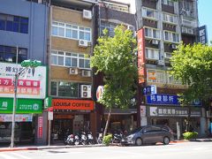 猛暑の中並ぶ日本人観光客を横目に、その近くの店で休憩を。
街路樹が思いっきり被っている真ん中の店。