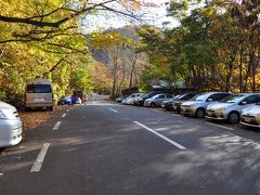 2013年11月2日(土)8時半、石ヶ戸に無料駐車場があるので車を置いた。