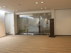 ◆2◆ 8月8日《成田国際空港》CATHAY　ファースト＆ビジネスクラスラウンジ
エレベーターを使い16時前に入室。
この右側にはエミレーツ航空のラウンジがあります。