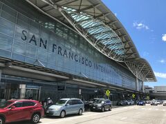 アメリカ・サンフランシスコ『San Francisco International Airport』

『サンフランシスコ国際空港』の国際線ターミナルの出発フロア（3階）
の写真。

メキシコ・ロスカボスに向かいます。

日本とサンフランシスコの時差は17時間です。
（サマータイムだと16時間。日本の方が、16時間早いです。）
日本とロスカボスの時差は16時間。サマータイムは15時間。
日本とバハ・カリフォルニアの時差は17時間。サマータイムは16時間。
ということはサンフランシスコとメキシコ・ロスカボスの時差は1時間？

ここまでの旅行記はこちら↓

<ANAファーストクラスで行くサンフランシスコ ① 
全日空のサービスに感動♪ 成田国際空港第1ターミナルにある
ANAファーストクラス＆ダイヤモンドサービスメンバー専用の
「ANA SUITE CHECK-IN」、第5サテライト52番ゲート付近の
『ANA SUITE LOUNGE（ANAスイートラウンジ）』、
ユナイテッド航空の『United Global First Lounge
（ユナイテッド グローバル ファーストラウンジ）』、
成田空港のブランド免税店>

https://4travel.jp/travelogue/11378816

<② ラウンジの続編！ ようやくANAラウンジにも泡が登場♪ 
成田国際空港第1ターミナル第4サテライト47番ゲート付近の
『ANA SUITE LOUNGE（ANAスイートラウンジ）』＆
『ANA LOUNGE（ANAラウンジ）』、第5サテライト搭乗口52番ゲート
付近の『ANA LOUNGE（ANAラウンジ）』、ユナイテッド航空の
『United Club（ユナイテッドクラブ）』、大韓航空の『KAL Lounge
（KALラウンジ）』>

https://4travel.jp/travelogue/11380700

<③ 更なるANAのサプライズプレゼントに感激♪ 
成田国際空港－サンフランシスコ国際空港間の全日空NH8便の
ファーストクラス（ボーイング777-300ER）の機内サービス、
半個室シート「ANA FIRST SQUARE」でワンランク上の
フライト体験を！ 機内の食事＆デザート＆アルコールをいただき
至極の時間を過ごします(*´ω`*)>

https://4travel.jp/travelogue/11384389

<④ SFO付近のホテルまでは無料空港シャトルサービスが便利★ 
ホテルシャトル乗り場「Hotel Courtesy Shuttles」のご案内、
『サンフランシスコ・エアポート・マリオット・ウォーターフロント』
クラブルーム宿泊記、【Mクラブラウンジ】のお料理＆飲み物、
ジム＆プール＆サウナ、レストラン【Flights 101 Club Lounge】、
【Hangar Steak（ハンガーステーキ）】>

https://4travel.jp/travelogue/11392795