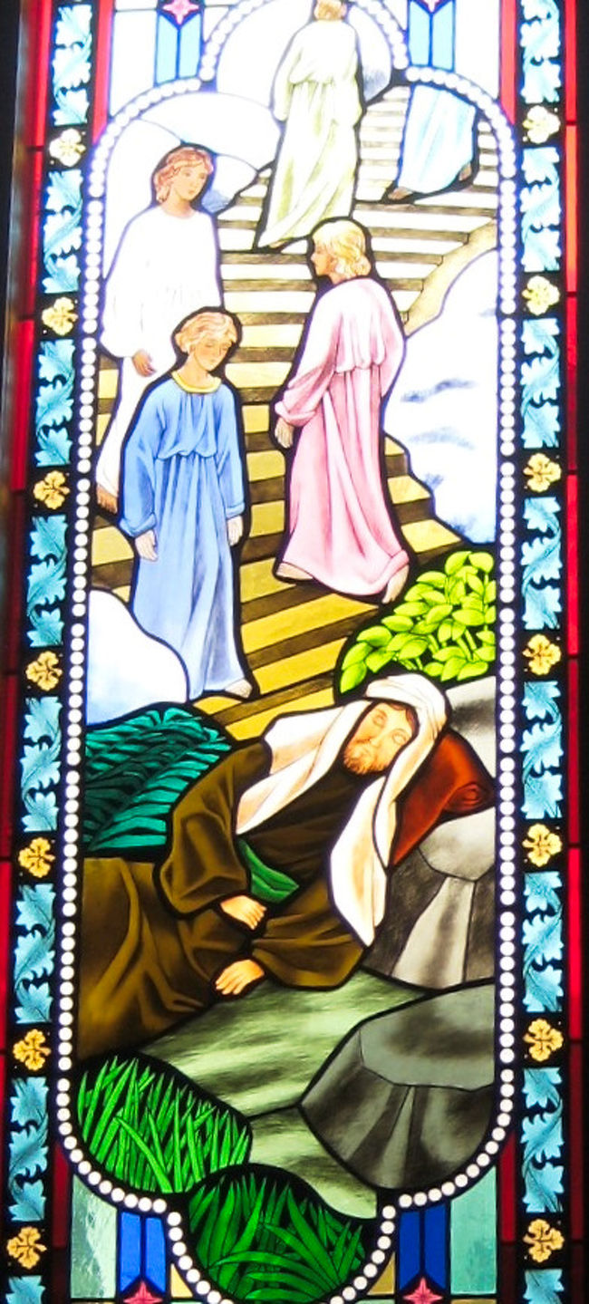 ヤコブは旅の途中、荒野で石を枕に寝入ったとき、神と劇的な出会いをした。<br />ヤコブはその夜ある夢を見ました。先端が天まで達する階段が地に向かって伸びており、しかも、神の御使いたちがそれを上ったり下ったりしていた。見よ、主が傍らに立って言われた。『わたしはあなたの父祖アブラハムの神、イサクの神、主である。あなたが横たわっているこの土地を、あなたとあなたの子孫に与える。あなたの子孫は大地の砂粒のように多くなり、西へ、東へ、北へ、南へと広がって行くであろう。地上の氏族はすべて、あなたとあなたの子孫によって祝福に入る。見よ、わたしはあなたと共にいる。あなたがどこへ行っても、わたしはあなたを守り、必ずこの土地に連れ帰る。わたしは、あなたに約束したことを果たすまでは決して見捨てない。』ヤコブは眠りから覚めて言った。『まことに主がこの場所におられるのに、わたしは知らなかった。』そして恐れおののいて言った。『ここはなんと畏れ多い場所だろう。これはまさしく神の家である。そうだ、ここは天の門だ。』