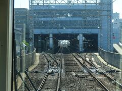 ３つめの停車駅、岸和田駅。
こういう、大きな町の中心駅は高架化が完成している。