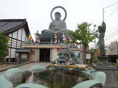 少し歩くと、高岡大仏。
日本三大仏らしい。奈良の東大寺の大仏、鎌倉の高徳院の大仏の二大仏に比べると、遥かに劣り「三大」なんて言っては、いけない。。。と思っていたら、「日本（三大）仏」ではなく、「日本（三）大仏」と読むのかもと思い、納得。