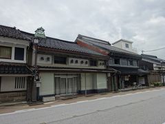 少し歩いて、山町筋の土蔵造りの街並みへ！
川越の土蔵造りもリッパだけど、こっちの方がよりリッパかも。
奥の黒っぽい家が、「高岡市土蔵造りのまち資料館」。旧室崎家住宅。