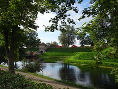 駅からすぐのカステレット要塞に沿って歩きながら、人魚姫に向かいます。