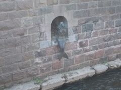 橋の近くにある人魚像
