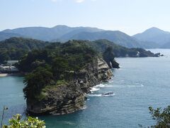 蛇島と稗三升島の間から遊覧船が出てきた。