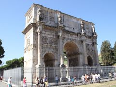 コンスタンティヌスの凱旋門も歴史が古く、３世紀に完成したそうです。
コロッセオのすぐ隣にあります。