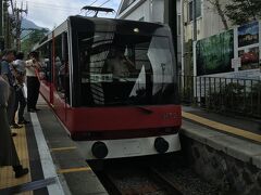 チェックインしたあとは強羅駅まで送ってもらい、大涌谷に向かいたいのでまずはケーブルカーに乗ります。
ケーブルカーは強羅と早雲山の短い距離だけ走っています。
短いですが、急な傾斜をぐんぐん上って行きます。