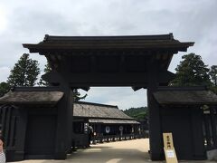箱根町港で船を降り、歩いてすぐ箱根関所があります。
江戸時代に旅人の取り調べを行っていた関所を完全復元したものです。
