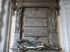 La Statue d'Everard't Serclaes（セルクラースの像）

グラン・プラスから小便小僧に向かう道筋にあります。

セルクラースは12世紀からブラバン公に統治されていたブリュッセルの街を、1356年にルイ・ド・メール率いるフランドル軍から守ったことで英雄になった人物だそうです。像の左手にふれると幸運になると言われています。