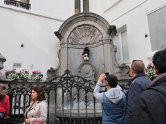 Manneken Pis（小便小僧）

おっおーこれが、あの「小便小僧」か。

がっかりスポットと言われすぎているせいか、さほどがっかりもしませんでした。
言うまでもなくスリが多いので注意です！