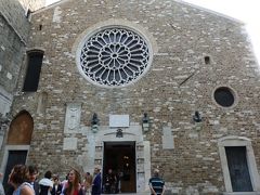 教会のファサードです。

なんだか、左右対称でないのですが・・・　実は１１世紀に建てられた２つのロマネスク様式の聖堂を、１４世紀にひとつにまとめたものなのです。

当時のそれぞれの教会の入り口が、左右の金属製の扉。バラ窓のある真ん中部分は１４世紀に建てまししたところ。