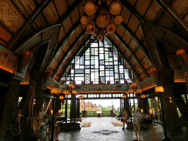 １日目は時差の影響もあり、早めに就寝したので、２日目は早起きして、<br />７時、ワイキキ出発の「アウラニ＆ワイケレアウトレットツアー」です。<br />トラベルドンキーさんに毎回お世話になっています。今回は、２組だけ<br />のツアーでした。<br />１時間ほどで、アウラニディズニーリゾートへ到着。