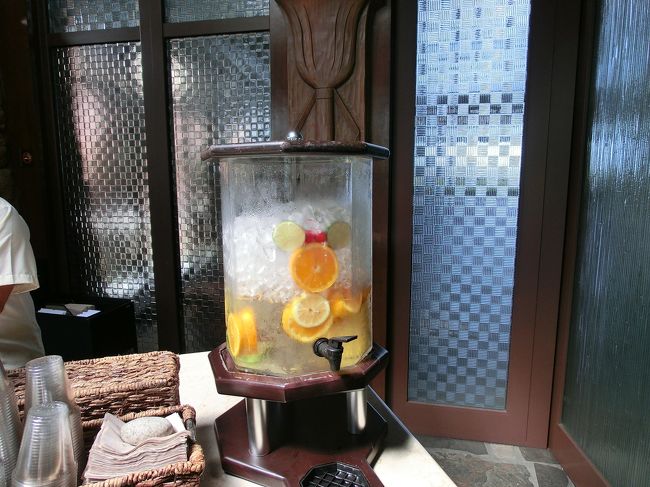 そんなこんなで集合時間。<br />ホテルのロビーにはレモン水が置いてあります。<br />レモンで隠れミッキー。