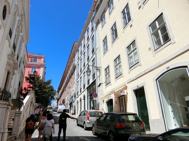 ガレット通りからサクラメント教会前の通り (Calçada Sacramento)の坂を上ると...