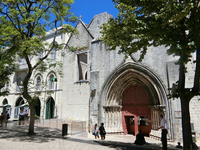 すぐにカルモ広場に突き当たる。<br />1974年4月25日、ここには戦車が集結し、警備隊兵舎（カルモ修道院の一部）に避難していた当時のカエタノ政権に降伏を迫った。