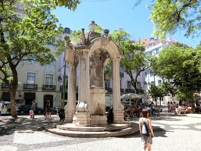 広場の中央には1771年製の立派な水飲み場 (Chafariz do Carmo =カルモの泉）が。<br />