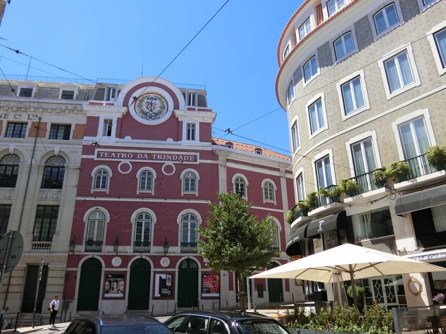 角にトリンダーデ劇場。<br />劇場の角を曲がって、その先のミゼリコルディア通りへ。