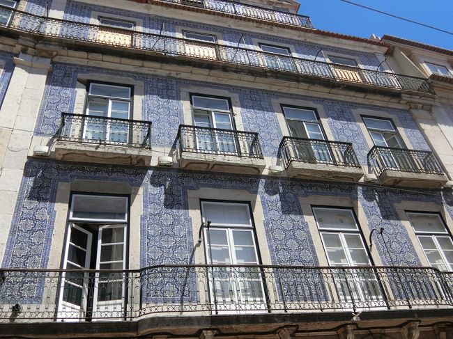 ミゼリコルディア通り（R. da Misericórdia）は装飾の美しい建物が並び、足が止る。