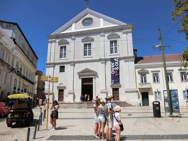 サン・ロケ教会前の広場へ。<br />イエズス会の本部であったこの教会から、布教を命じられた宣教師たちが送り出された。ザビエルもその一人。フランシスコ（1541年4月7日リスボンを発つ）<br /><br />1584年には島原の神学校で学んでいた4人の日本人少年がヨーロッパへ派遣された。その天正遣欧使節団がヨーロッパで最初に到着したのがリスボン。宿舎として1ヵ月間ほどここに滞在し、その後バチカンへ。