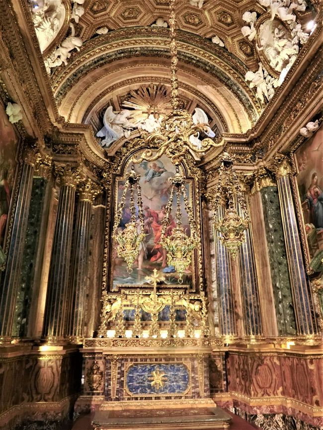 サン・ジョアン・バプティスタ礼拝堂。（洗礼者ヨハネの礼拝堂）<br />豪華絢爛といえばこちら。<br />植民地ブラジルの金が大量に使われ、さらに貴重な鉱石や大理石がふんだんに使われている。<br />