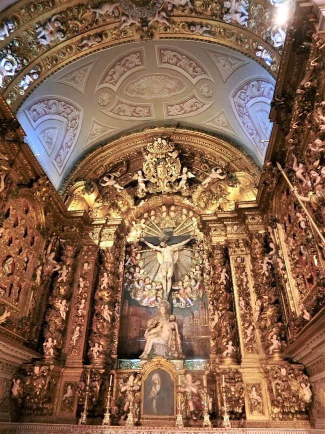 Chapel of Our Lady of Piety（慈悲の聖母の礼拝堂）<br />磔刑のキリスト像の下に聖母のピエタ。