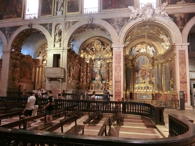 奥と両側にはいくつもの礼拝堂が。