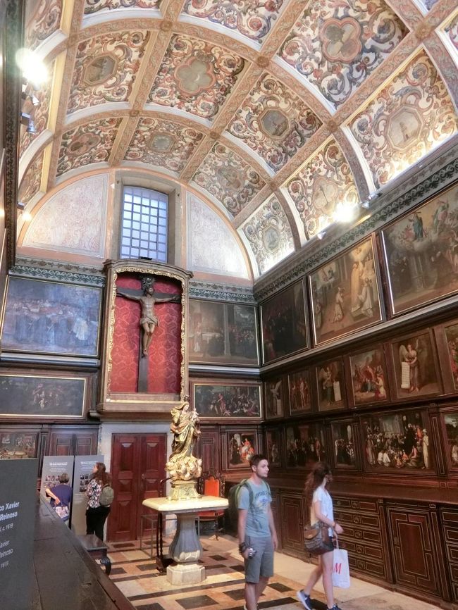 聖堂の奥のSacristy（聖具室）も素晴らしい。<br />教会の備品を収納するチェストの上に3段に絵画が飾られている。