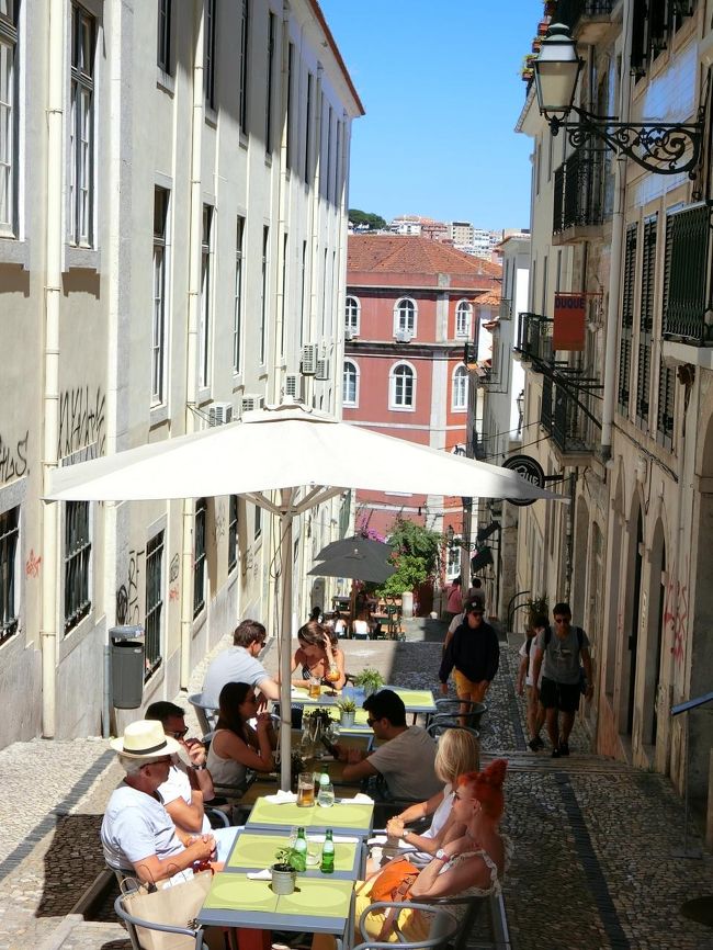 教会前の広場 (Largo Trindade Cohelho) からロシオ広場へ下りる階段 (Calçada do Duque) が。