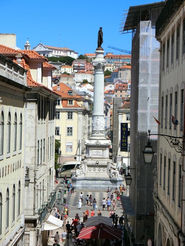 階段の先にはロシオ広場。