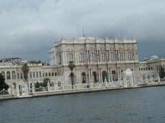 モスク北側に宮殿が見えてきました。
1856年に完成したドルマバフチェ宮殿で、以降、1922年に最後の皇帝メフメト6世が退去するまで、トプカプ宮殿にかわってオスマン帝国の王宮として利用された宮殿です。