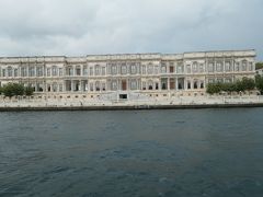 隣に立派な建物がありました。ガイド説明によると、焼失した宮殿をケンピンスキーが買い取ってホテルにしたそうで、イスタンブールで最も高価なホテルだそうです。現在はフォーシーズン・ホテルになっています。