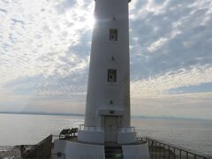 野間灯台・・・眺望抜群な、愛知県最古の灯台

夕日の絶景スポットでもあり、海岸線にポツンと佇む姿がキュートな南知多のドライブスポット