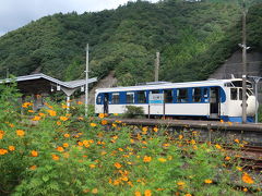 日本一遅い新幹線
高知の子どもは、新幹線を見ることがない
らしく、修学旅行で新幹線を『観に行く』
とか。。
その為この列車は外観を新幹線にしたのだ
そうです。