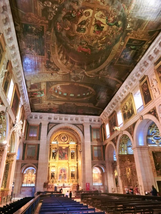 アーチ状のドーム型ではないシンプルな構造の天井。<br />しかし一面に壁画。