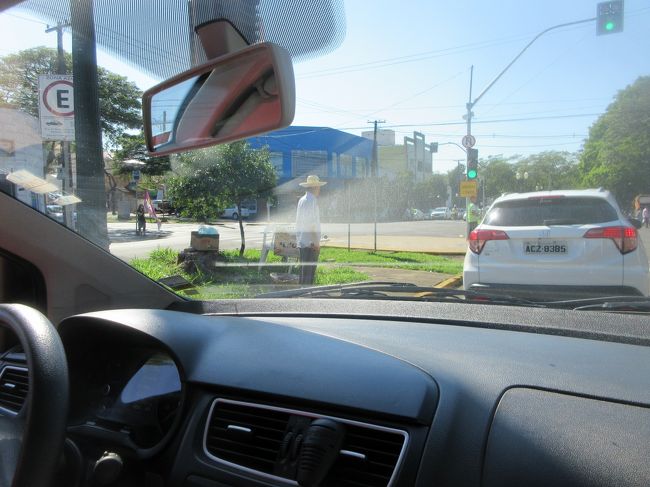 信号待ちで色んなものを売りに来る<br /><br />