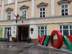 2日目は観光案内所の前からスタート。
現地ツアーを予約していたので、ここまでガイドのおじさんが迎えに来てくれました。