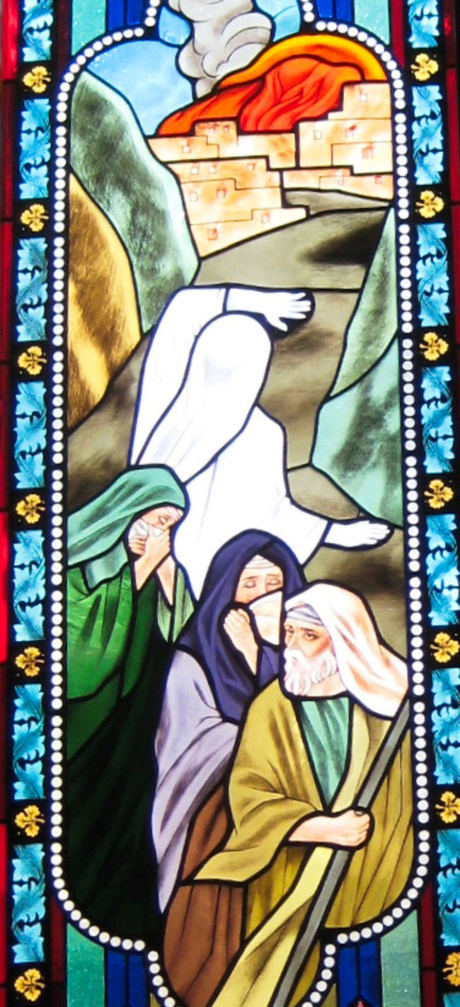 ソドムとゴモラは極めて治安の悪い町であり、住民の生活も腐敗していた。 神が遣わした天使二人がロトの家に居る事を知ったソドムの民は家に押しかけ二人を出すよう要求した。ロトは娘二人を差し出すかわり彼等には手を出さないよう言うが、止まらなかった。二人の天使はロトに身内を連れてこの町を出るように勧める。 今や神のソドムとゴモラを滅ぼすという決心は確定的なものとなってしまった。 <br />ロトが妻と娘二人とソドムを脱出したあと、二つの町は天から降り注ぐ炎と硫黄の雨により焼き尽くされ滅亡した。 <br />ロトとその家族は神託により逃がしてもらえたが、彼の妻だけは「決して振り返ってはならない」という約束を破った為、塩の柱に変えられてしまったという。 