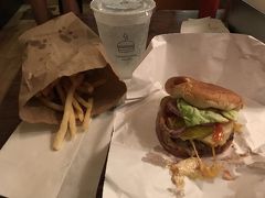 ハンバーガーです。確かに美味しいです。
ポテトも頼んでみましたが、ポテトは日本のマクドナルドのへにょへにょのポテトのようでしたので、頼まなくてもいいと思います。笑