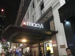 ワシントン公園からメトロでMacy'sへ。
有名な老舗百貨店です。
最近はAmazonの台頭で厳しくなってきているそうですが。。

ちなみに、このMacy'sには「木製のエスカレーター」があります。滅多に見れないと思います。ガタンゴトン音がします。まるでビッグサンダーマウンテンです。よかったら見てみてください。