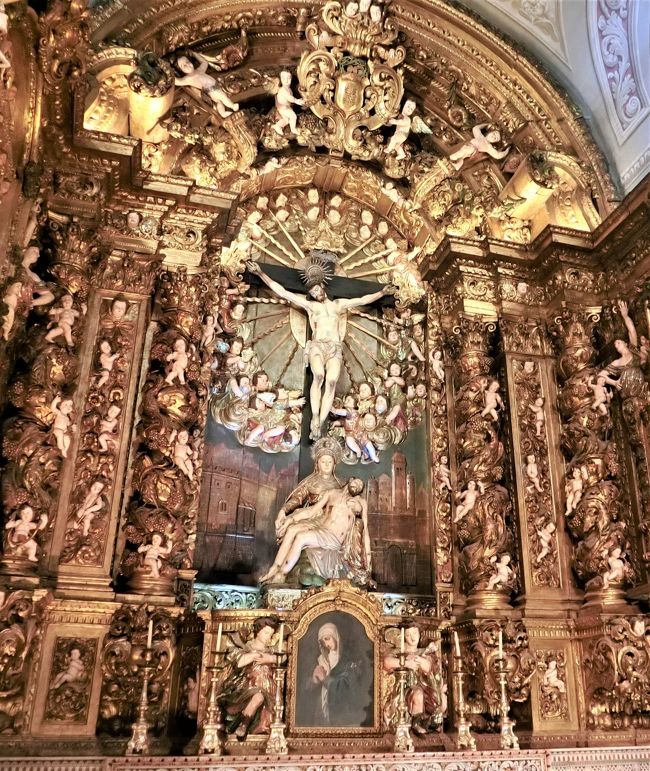 背景や周囲に多くの天使の彫刻。<br />その精巧さと豪華さ。<br />