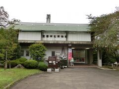 さて、腹ごしらえも済んだので、博物館を見学しましょう。

◎展示物について
一階はみなと祭りなどで運行される神輿、国包（くにがん）など奉納された太刀、延喜式・吾妻鏡・伊達忠宗公の黒印状といった歴史書や古文書など。
二階は七月の藻塩焼神事のビデオ解説、海洋生物・漁業・塩づくりに関わる展示でした。

◎一番気になった展示とその感想
1階の片隅にあった鹽竈神社の神職・藤塚式部（元文3年・1738～寛政12年・1800）にまつわる展示。
『海国兵談※』や、晩年・桃生で謹慎していたときに使っていた机が展示されていた。
彼の名前が知られるようになったのは宝暦10年（1760）の『仏舎利事件』で、当時、鹽竈神社を事実上支配していた別当寺・法蓮寺が御本殿に仏舎利（釈迦の骨）を安置したことである。
これの問題点は、神道の世界で『死にまつわるもの=穢れ』と考えられており、式部も『殿様の寝床に排泄物を投げ込むような所業』と非難、寛政3年（1791）に藩へ訴え出た。
結果、法蓮寺、式部とも両成敗とはなるものの、『仏舎利撤去』の訴えは認められ、明治以前に神仏分離を掲げた画期性に来館者は度肝を抜かれることだろう。
私としては明治以後の神仏分離は『仏』の破壊行為に走って、やりすぎな点否めないが、鹽竈の例は明らかに法蓮寺の支配が行き過ぎて傍若無人化した感じもある。
なぜこうなったかというと、神社黎明期に無学な神職が多かったことと、宝永元年（1704）に法蓮寺の支配が確立し、神職もそれに組み込まれてしまった点もあるかと。

※海国兵談
林子平著。ロシアの脅威と幕府の海上防衛を批判した書で、寛政3年刊行。
式部が開いた書庫『名山蔵』に所蔵された和洋書約1万点が参考文献となる。