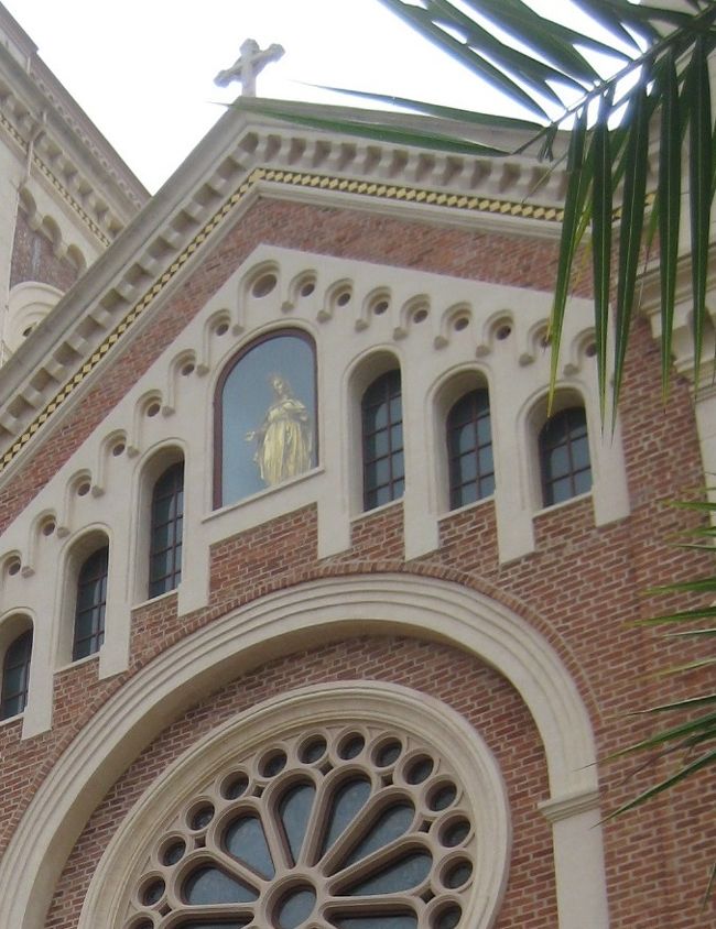 金曜日及び祝日は休みとなっています。<br />ミサ時間は、観光などの目的での聖堂見学を許されておりません。